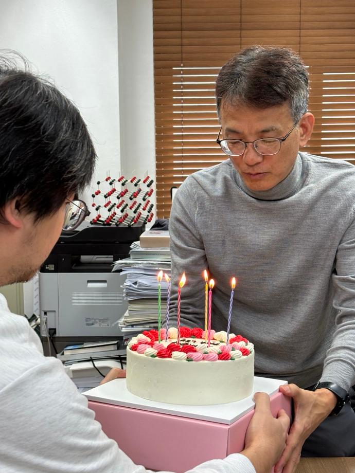 2024 이동선 교수님 생신 축하 이미지